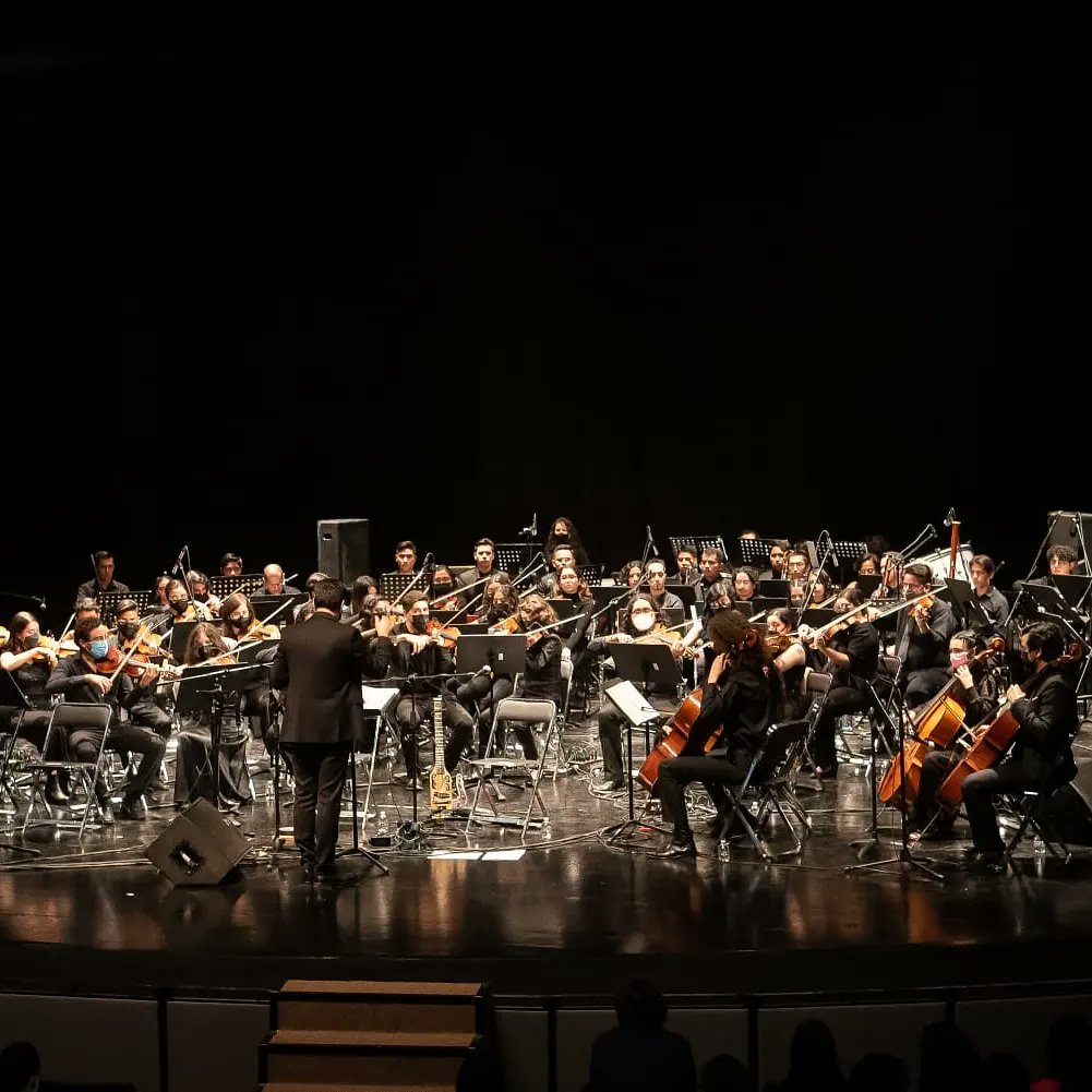 CulturaLeon's tweet photo. Espectacular el @FIACmx y espectacular la velada musical a cargo del compositor @Goran_Bregovic_ en compañía de la #OSPIR, Coro de Cámara del #ICL y Red de Coros y Orquestas Comunitarias de León. 👏 https://t.co/EPMFM2NgoF