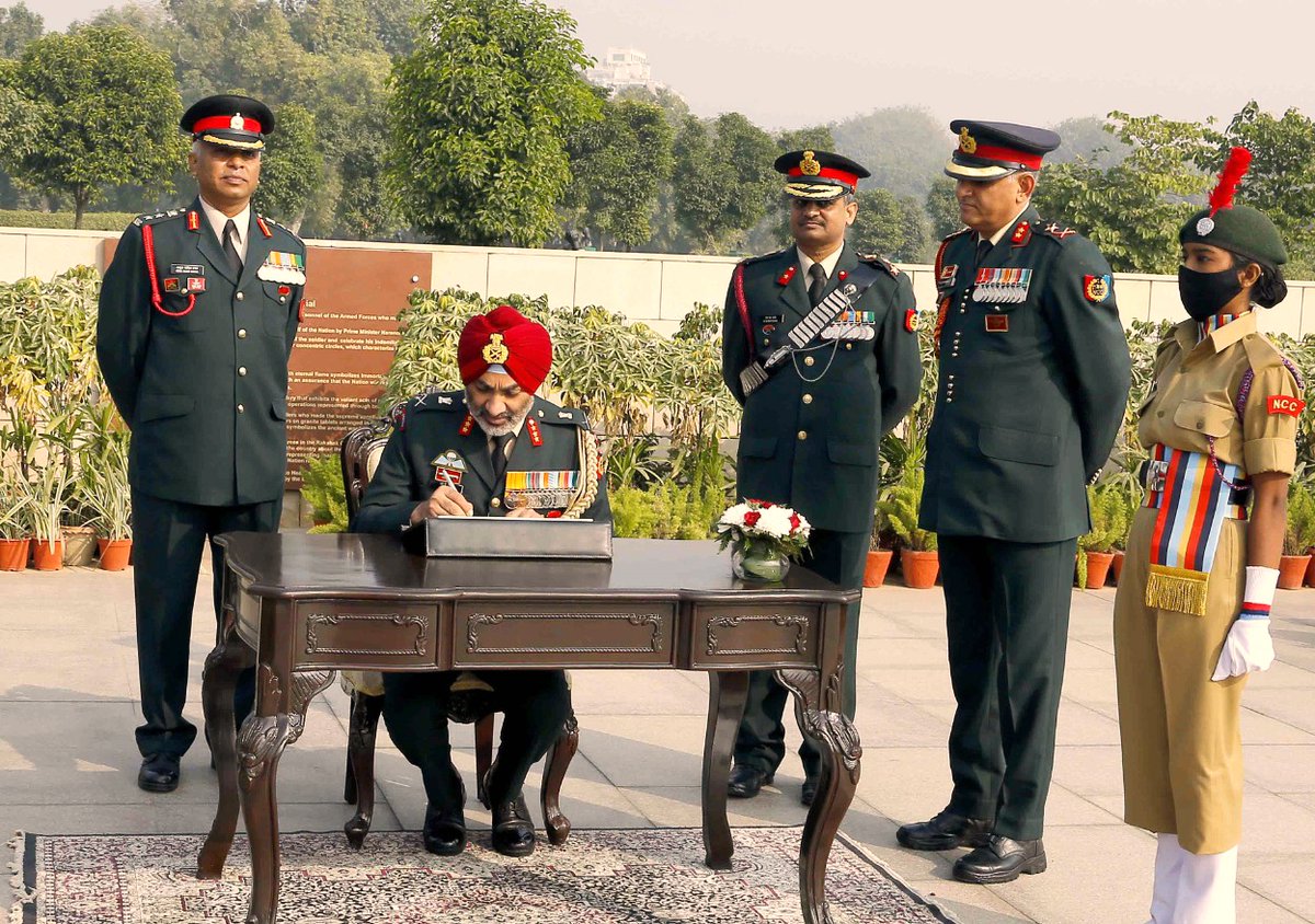 HQ_DG_NCC's tweet photo. Commemorating the 73rd Anniversary  of NCC Day on 28 Nov, Lt Gen Gurbirpal Singh, AVSM, VSM, DG NCC, laid a wreath at National War Memorial.
He complimented the cadets for their selfless dedication to duty &amp; reiterated commitment of NCC in Nation Building &amp; National Integration. https://t.co/GYIcUdic4e