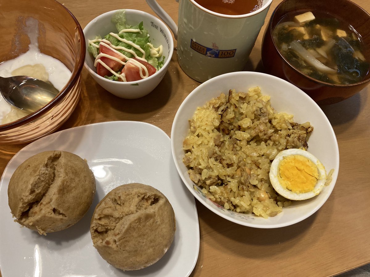 今日の 鶏ひき肉と大豆のドライカレー🍛 味噌とゴマの蒸しパン🍞 大根わかめ玉ネギ豆腐の味噌汁🧅 🥗 ヨーグルト🍯 🍎酢水割り