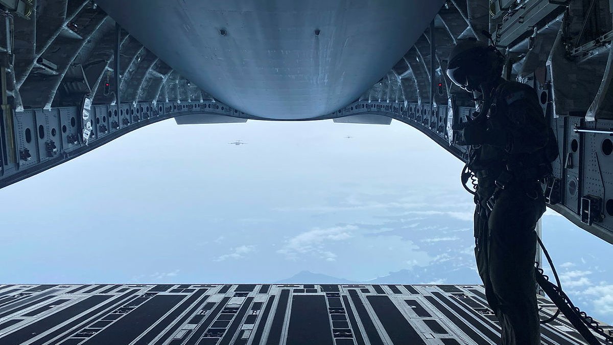 AusAirForce's tweet photo. Marathon mission. ✈️💪

C-17A Globemaster III crews recently flew a mission with the @usairforce for Exercise Global Dexterity 21, flying from RAAF Base Scherger in far north Queensland, to Guam. 🇦🇺🇺🇸

Read more: 
https://t.co/DGaQQH4Cki

#AusAirForce https://t.co/M0A6E0YKAG