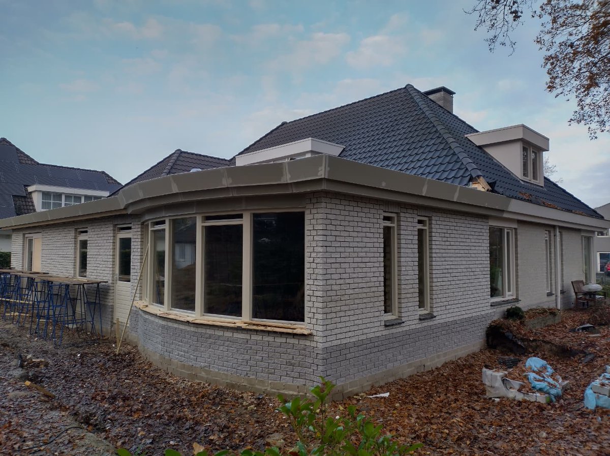 De bouw is glasdicht en het dak zit erop!