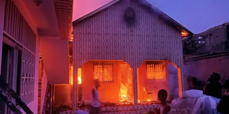 pepele_news's tweet photo. 🔴 [#Kinshasa] Un incendie s’est déclaré ds une maison, ce samedi, 27 Nov. aux alentours de 3 heures du matin, sur avenue #Nzadi, quartier #Mateba ( #NGABA), l'origine de cet incendie n'est pas connue jusque-là. Bilan humain provisoire: 4 morts. (photo-crédit: RTNC) @pepele_news https://t.co/nmtxIEgW2O