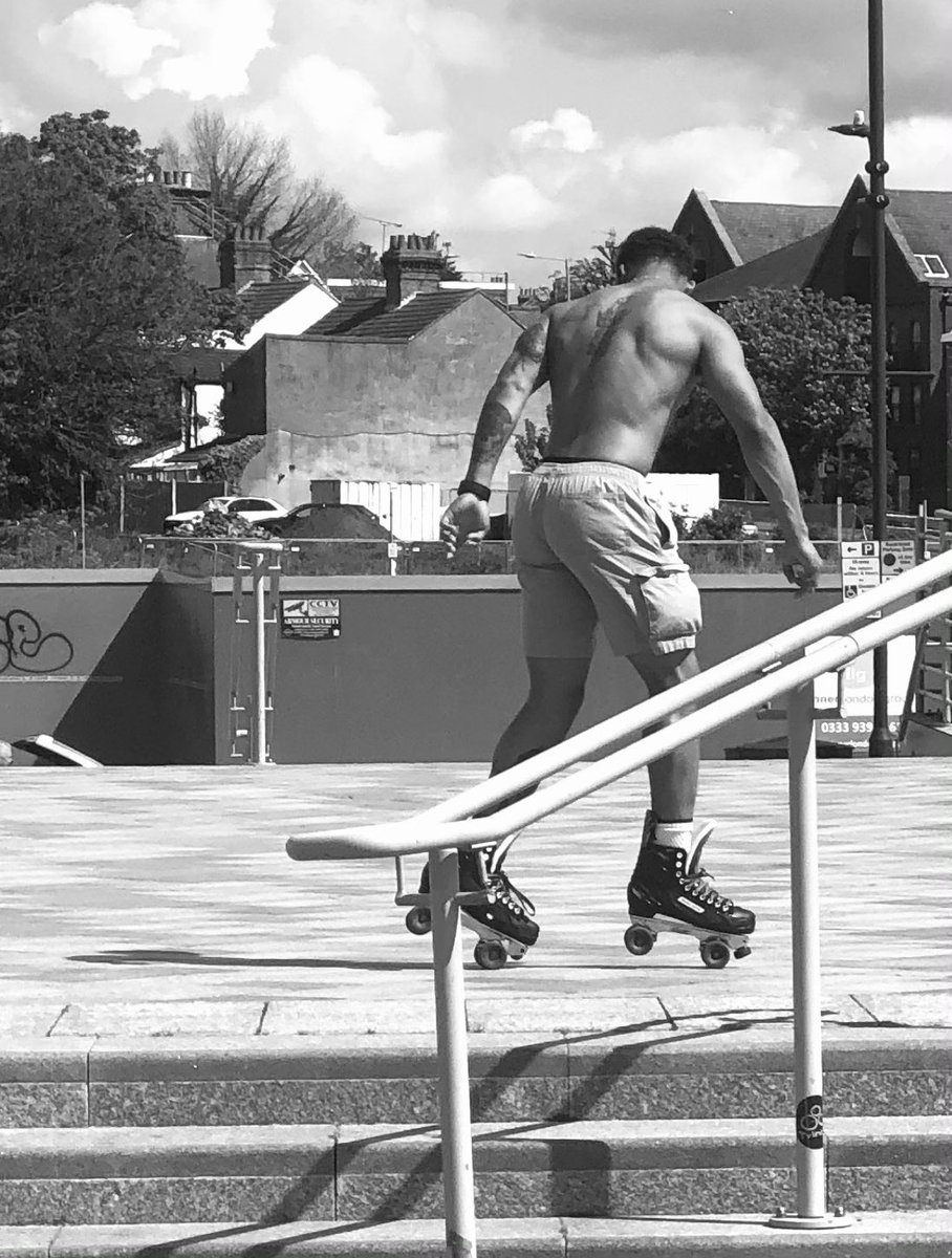pocus_hocus's tweet photo. #streetphotography #blackandwhitephotography #uk #Southend https://t.co/TqUkiv2yio