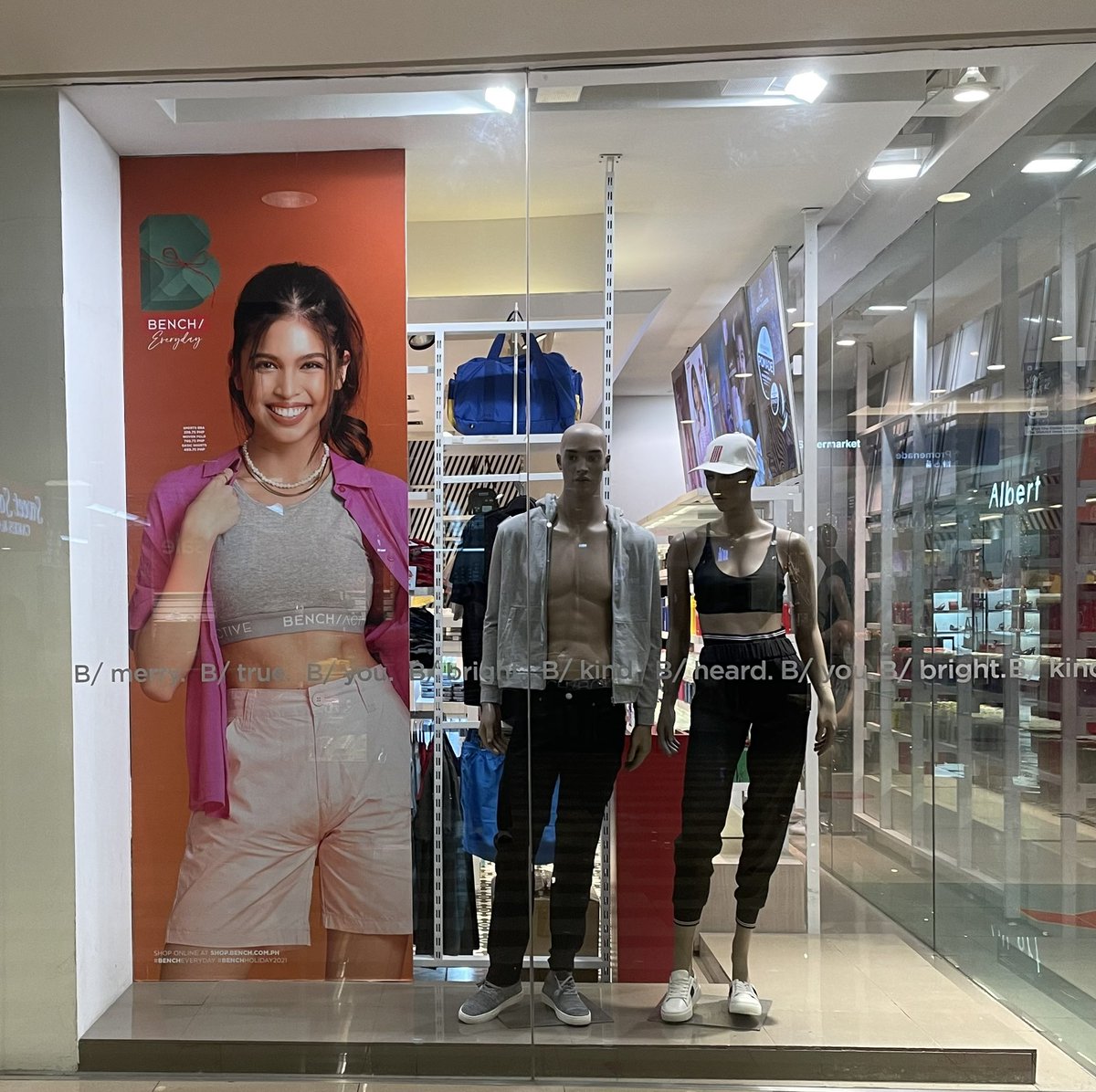 mirra_alvarez's tweet photo. Our Maine Girl @benchtm
LAZADAShakeIt MAINEllionaire
@mainedcm #MaineMendoza
#DADDYSGURL https://t.co/OJY8eYEWnk