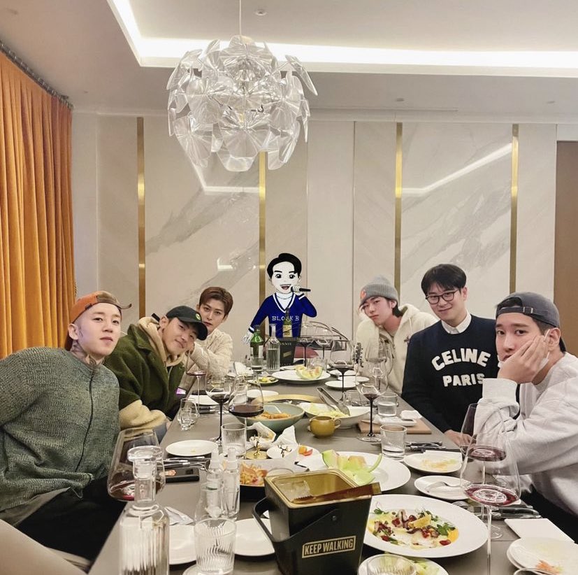 COSMICF0UR's tweet photo. IS THIS REAL??? I JUST WOKE UP I'M NOT DREAMING RIGHT????? https://t.co/XSoEH3KHez