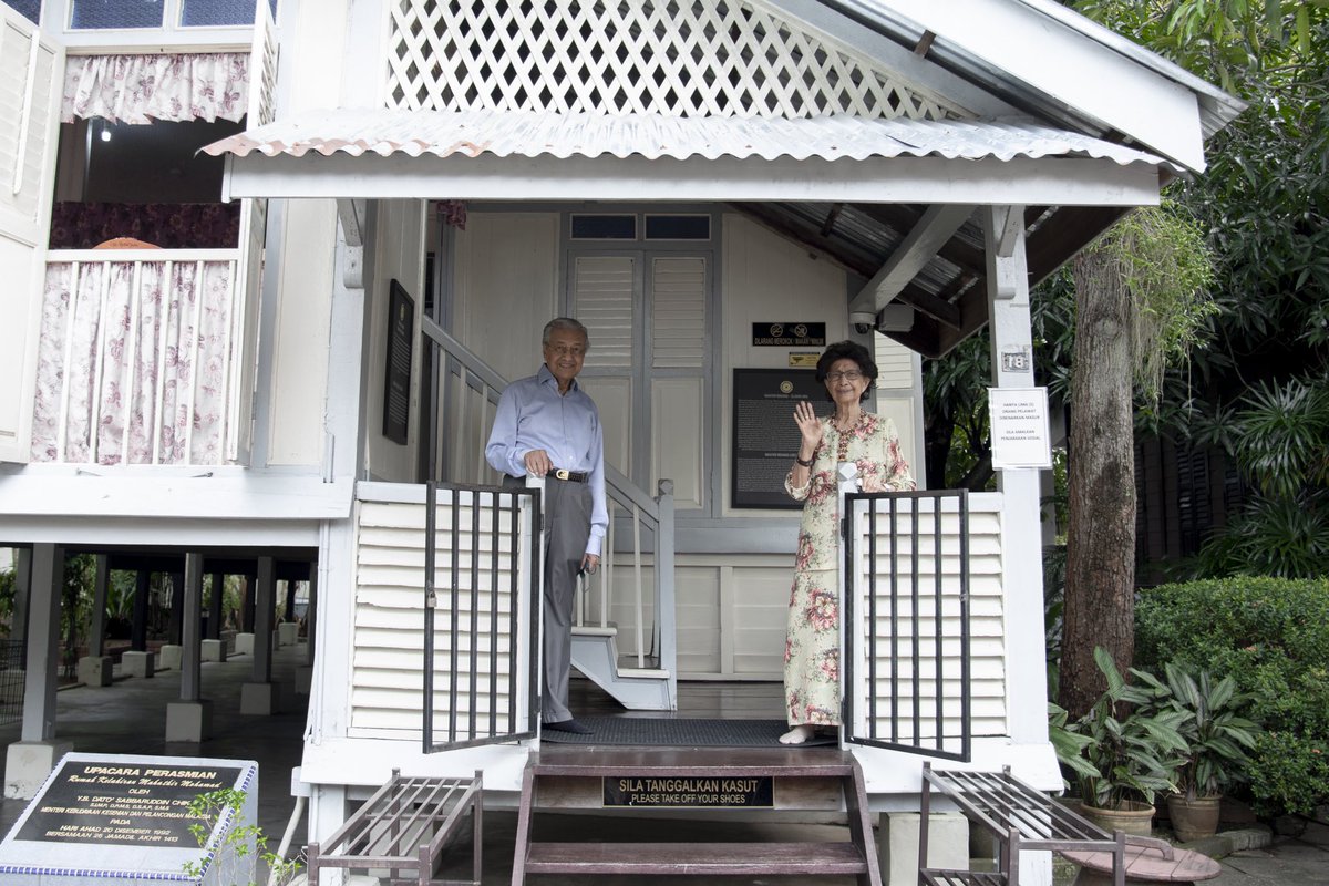 chedetofficial's tweet photo. Di sinilah rumah kelahiran saya, tempat dibesar, diasuh oleh emak dan bapak hinggalah berkahwin dengan Hasmah.

Suasananya berbeza apabila kembali ke sini bila ramai sudah tiada. Yang ada cuma kenangan. https://t.co/JAwI3gDJDP