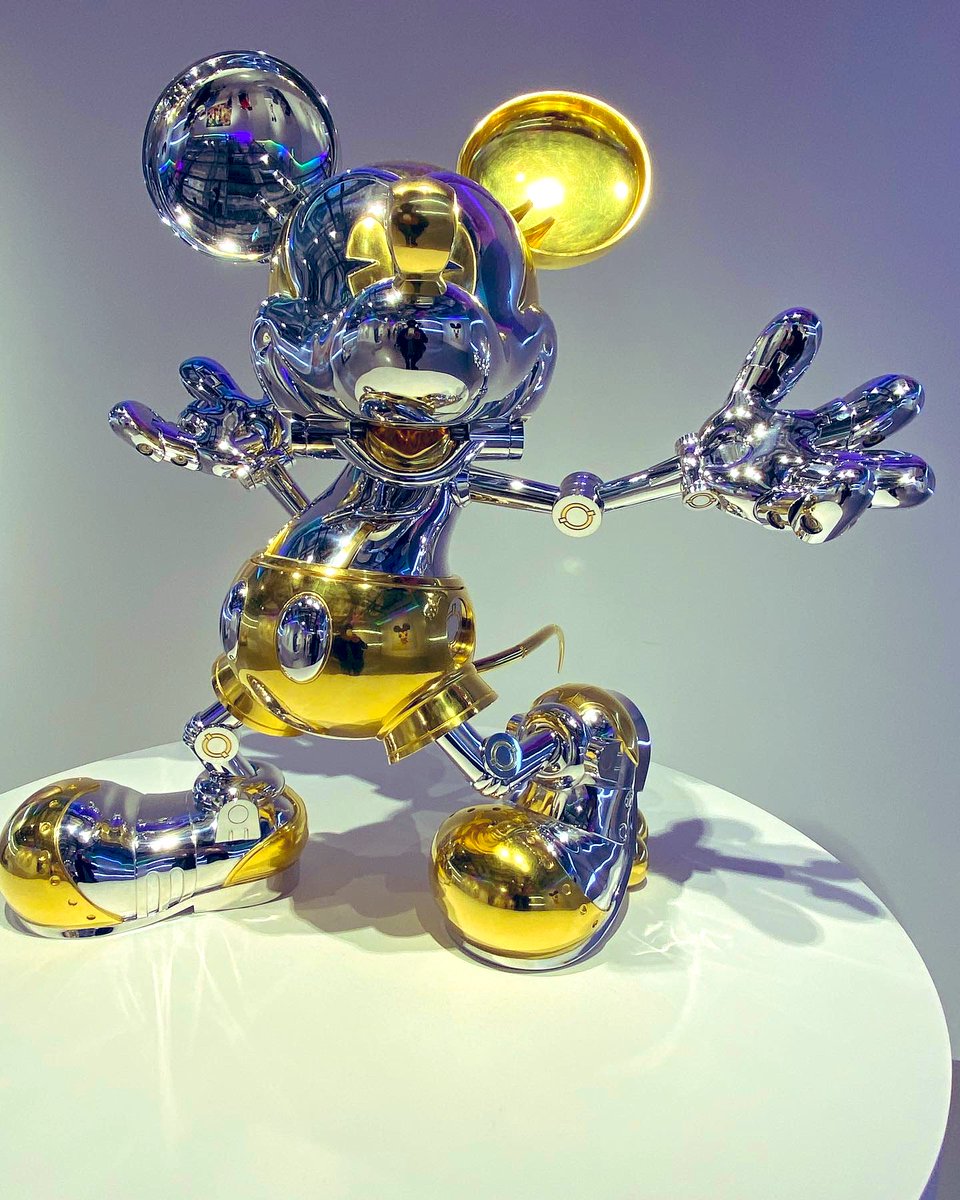 3daasu's tweet photo. 「Mickey Mouse Now and Future」展に行ってきたー😊 目の大きなJavier Callejaさんミッキーと空山基さんのピカピカミッキー！haroshiさんの彫刻ミッキーもよかったー！ https://t.co/X5dRUIV7u5