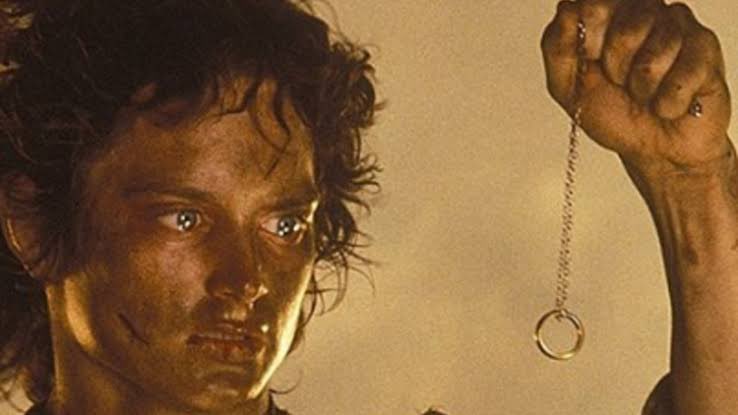 Фродо бэггинс. Фродо бэггинс с кольцом. Фродо нес кольцо. Фродо бэггинс в мордоре. Фродо нес кольцо.