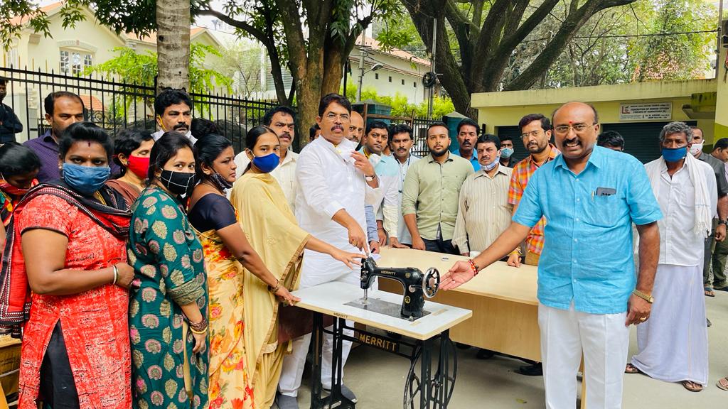 RAshokaBJP's tweet photo. ಪದ್ಮನಾಭನಗರ ವಿಧಾನಸಭಾ ಕ್ಷೇತ್ರದ ಶಾಸಕರ ಕಚೇರಿ ಆವರಣದಲ್ಲಿ 40 ಕ್ಕೂ ಅಧಿಕ ಮಹಿಳೆಯರಿಗೆ ಉಚಿತ ಹೊಲಿಗೆಯಂತ್ರ ಮತ್ತು ದಿನಸಿ ಕಿಟ್ ವಿತರಿಸಿ, ಊಟದ ವ್ಯವಸ್ಥೆ ಮಾಡಲಾಯಿತು.
ಇವರೆಲ್ಲರಿಗೂ ಉಚಿತವಾಗಿ ಹೊಲಿಗೆ, ನಿಟ್ಟಿಂಗ್, ಎಂಬ್ರಾಯಡರಿ ತರಬೇತಿ ನೀಡಲಾಗಿತ್ತು.
#RAshoka #RevenueMinister https://t.co/UgAZIvusiW