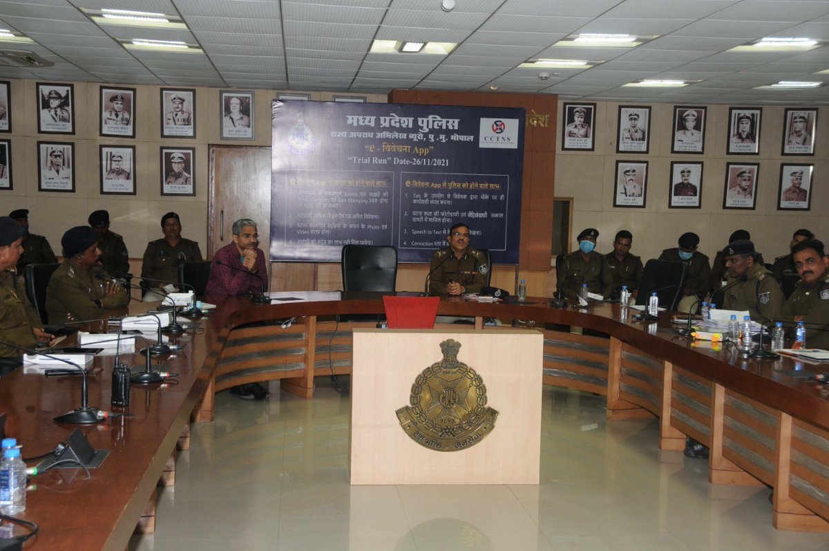 DGP_MP's tweet photo. SCRB  और MAP_IT द्वारा विकसित ई-विवेचना ऐप के ट्रायल रन  का प्रारंभ पुलिस मुख्यालय से किया गया। ऐप से अपराध अनुसंधान मौके पर सरलता से हो सकेगा तथा विवेचक घटनास्थल की फोटो और वीडियो ग्राफी और अन्य साक्ष्य संरक्षित कर  केस डायरी में शामिल कर सकेंगे। https://t.co/jXu3Y0kmZu