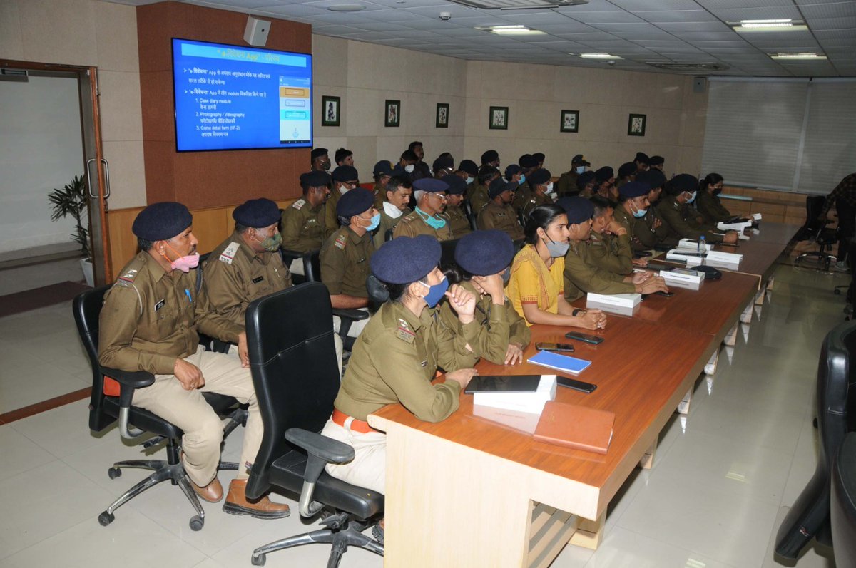 DGP_MP's tweet photo. SCRB  और MAP_IT द्वारा विकसित ई-विवेचना ऐप के ट्रायल रन  का प्रारंभ पुलिस मुख्यालय से किया गया। ऐप से अपराध अनुसंधान मौके पर सरलता से हो सकेगा तथा विवेचक घटनास्थल की फोटो और वीडियो ग्राफी और अन्य साक्ष्य संरक्षित कर  केस डायरी में शामिल कर सकेंगे। https://t.co/jXu3Y0kmZu