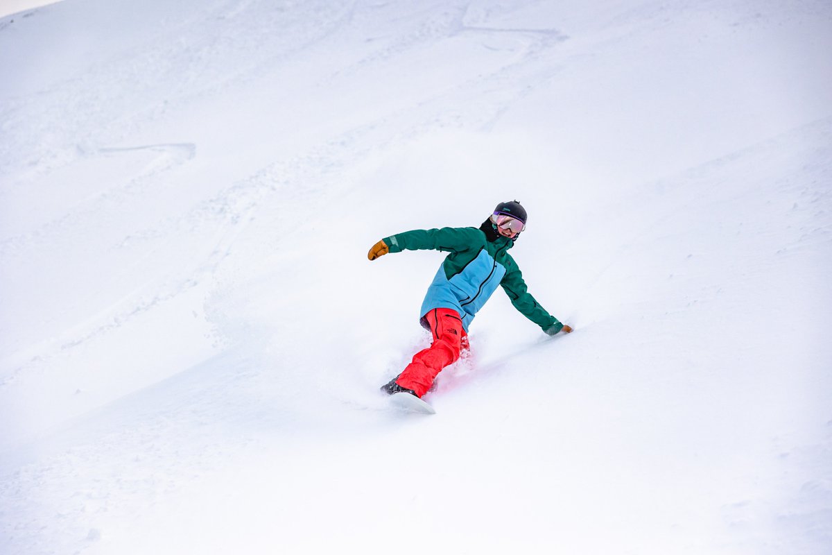 SnowForecast's tweet photo. The first of the season's World Cup Downhill races was cancelled yesterday due to heavy snowfall. The race @lakelouise was due to be the first in North America for 2 years. Two more races planned over weekend but 25cm (10") more snowfall forecast. https://t.co/2Yy6dD47Ns
