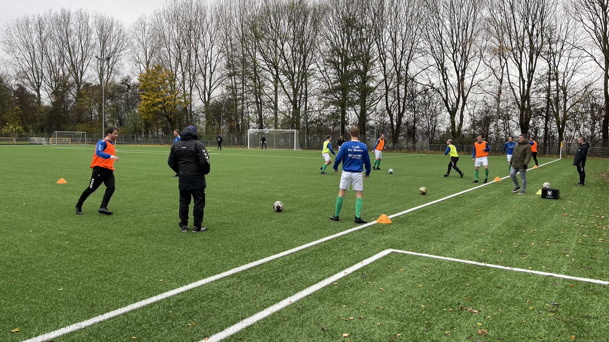 In de regen werken de mannen de warming-up af!

Om 14:30 uur aftrap uit bij het @SCWRijsenhout.
•
#scwrod