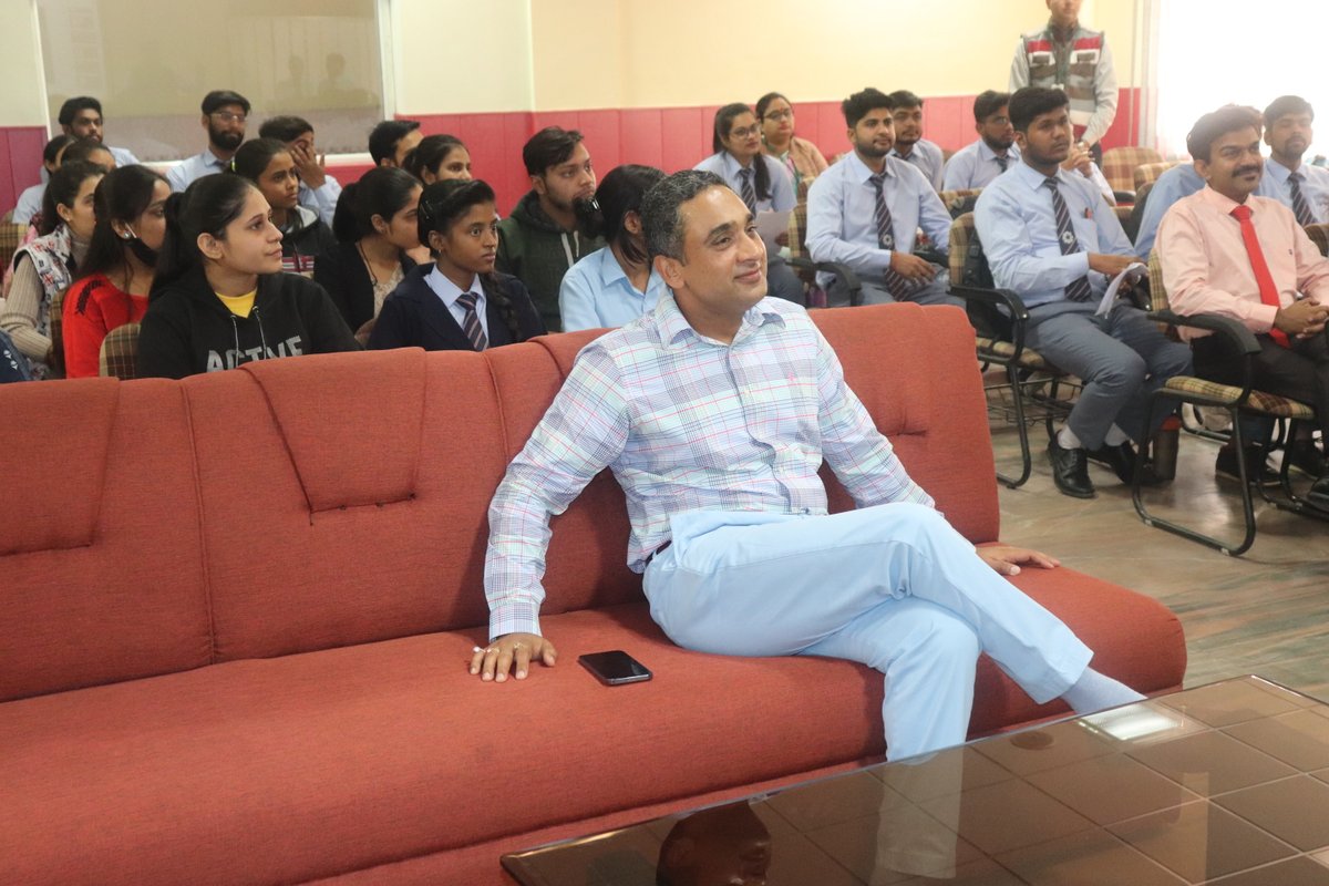 dewangrp's tweet photo. DIMS MBA organised an event for management students to bridge the gap between theory and practise.  The event was graced by Mr. Vievek Dewan, Hon'ble Chairman-DVSGI, and Col. (Dr.) Naresh Goyal, ED-DVSGI.
#DVSGI #DIMS #Managementevent #analysisofmarket  #mbastudents https://t.co/TQxBYxsiWT