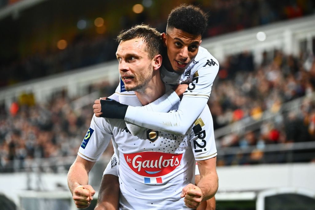 Félicitations @AzzedineOunahi auteur d’une performance de haute volée ponctuée par une passe décisive lors du bon match nul arraché par le @AngersSCO à @RCLens ⚫️⚪️ #AngersSCO #LaForceDuSCO #Maestro