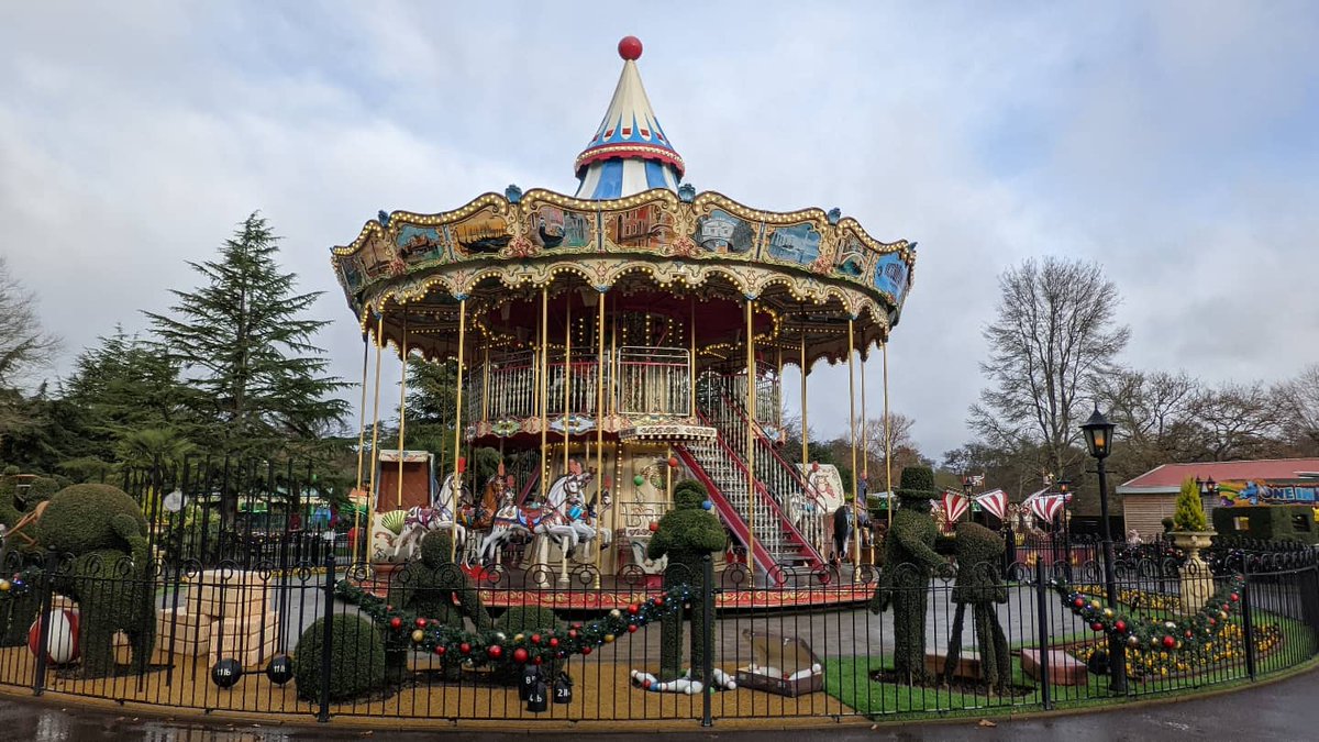 planit_park's tweet photo. A little bit of snow today @PaultonsPark and it's looking very Christmassy ❄️☃️

#planitpark #planitparkkids #ridescreamrepeat #paultonspark #peppapigworld #peppapig https://t.co/3PnIkRMFPv