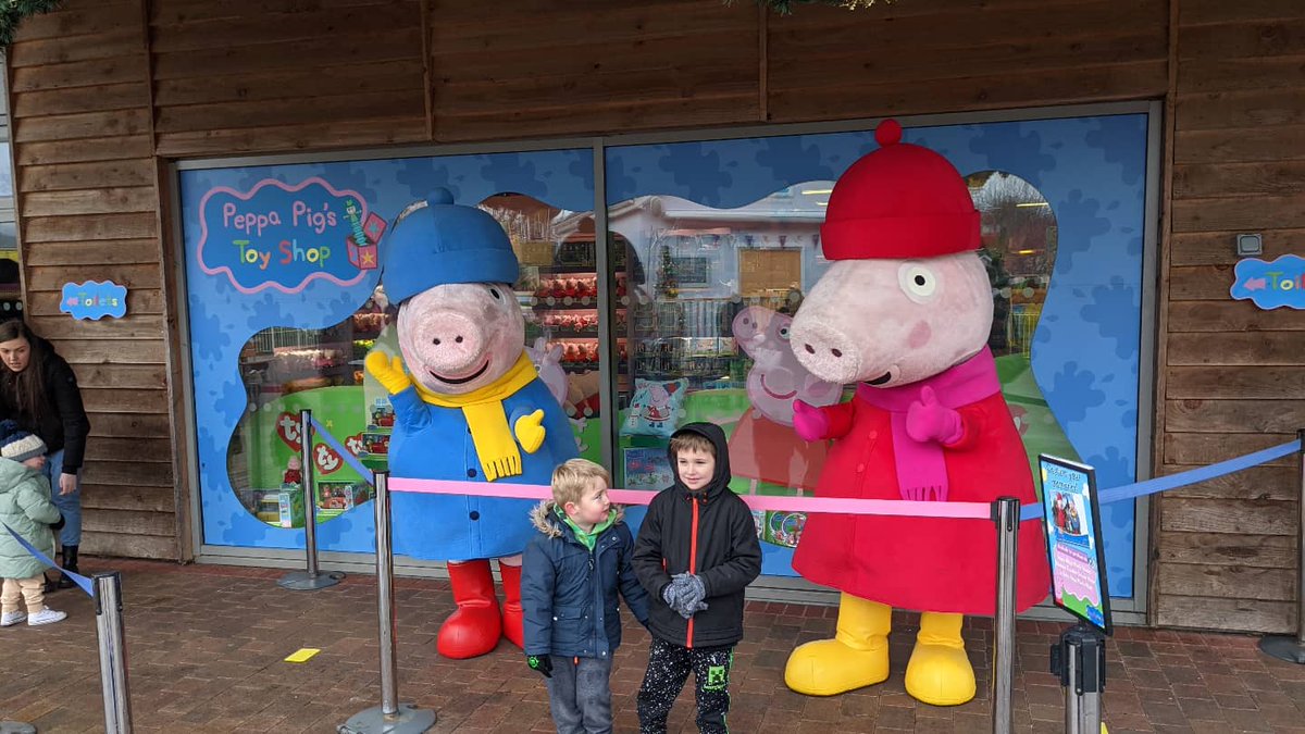 planit_park's tweet photo. A little bit of snow today @PaultonsPark and it's looking very Christmassy ❄️☃️

#planitpark #planitparkkids #ridescreamrepeat #paultonspark #peppapigworld #peppapig https://t.co/3PnIkRMFPv