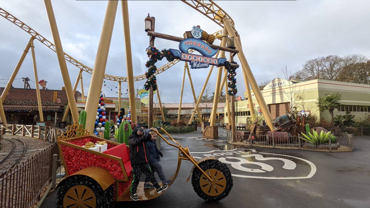 planit_park's tweet photo. A little bit of snow today @PaultonsPark and it's looking very Christmassy ❄️☃️

#planitpark #planitparkkids #ridescreamrepeat #paultonspark #peppapigworld #peppapig https://t.co/3PnIkRMFPv