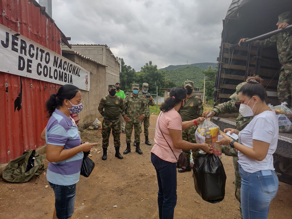 Ejercito_Div2's tweet photo. #NorteDeSantander | 355 mercados fueron entregados a las familias más vulnerables en cuatro barrios de Cúcuta gracias a la articulación entre la fundación #MedicalDuarte y soldados de Acción Integral del Comando Específico de Norte de Santander y la #TrigésimaBrigada. https://t.co/YYkmkA7ORd