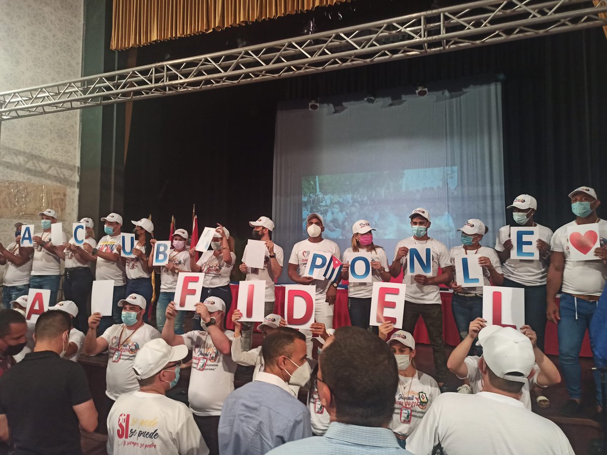 cubacooperaven's tweet photo. En nombre de los más de 11 mil colaboradores jóvenes en la Misión, se hace entrega de un pendón de la bandera cubana con las firmas de los 150 delegados del Activo Juvenil al Lic. Julio César García Rodríguez y el Lic. Juan Carlos Valdés Recio. 

#HéroesDeLaSalud #CubaVive https://t.co/OI2UUR6qUQ