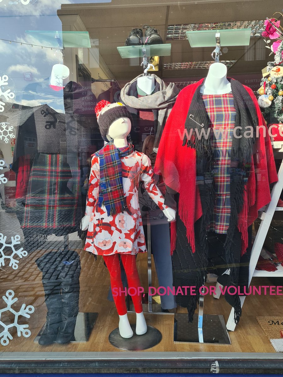 CrukRawtenstall's tweet photo. Snowing in Rossendale. The Xmas lights are on....so it's "Starting to look alot like Christmas" 🎅🎄#Christmas #Rawtenstall #crukshops @CrukRawtenstall @sangregoryy #north7cruk @CRUKShops @CR_UK @CRUK_NRC #festivewindows https://t.co/K6kVWpxRDL