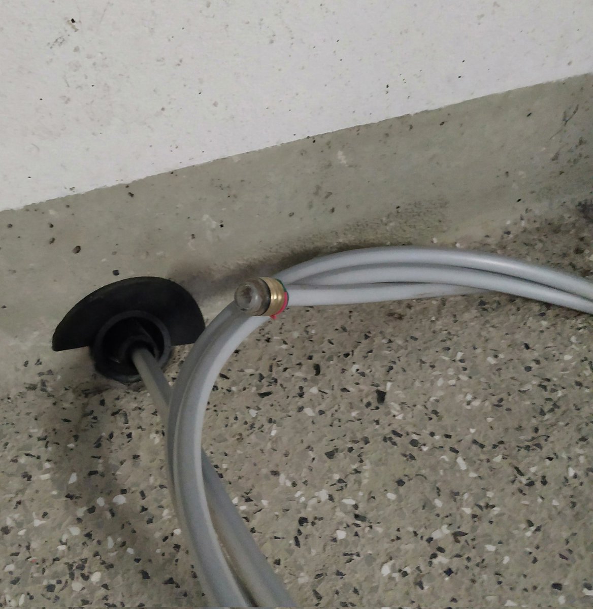 Relativ unscheinbar aber der erste Schritt Richtung #FTTH. Bin gespannt wie lange es noch dauert, aber Geduld haben wir hier in der #Pampa ja schon gelernt 😂