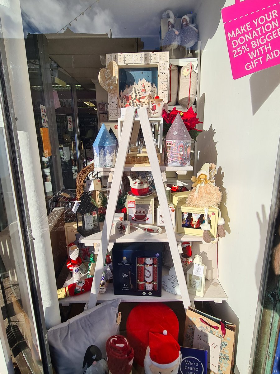 CrukRawtenstall's tweet photo. Snowing in Rossendale. The Xmas lights are on....so it's "Starting to look alot like Christmas" 🎅🎄#Christmas #Rawtenstall #crukshops @CrukRawtenstall @sangregoryy #north7cruk @CRUKShops @CR_UK @CRUK_NRC #festivewindows https://t.co/K6kVWpxRDL
