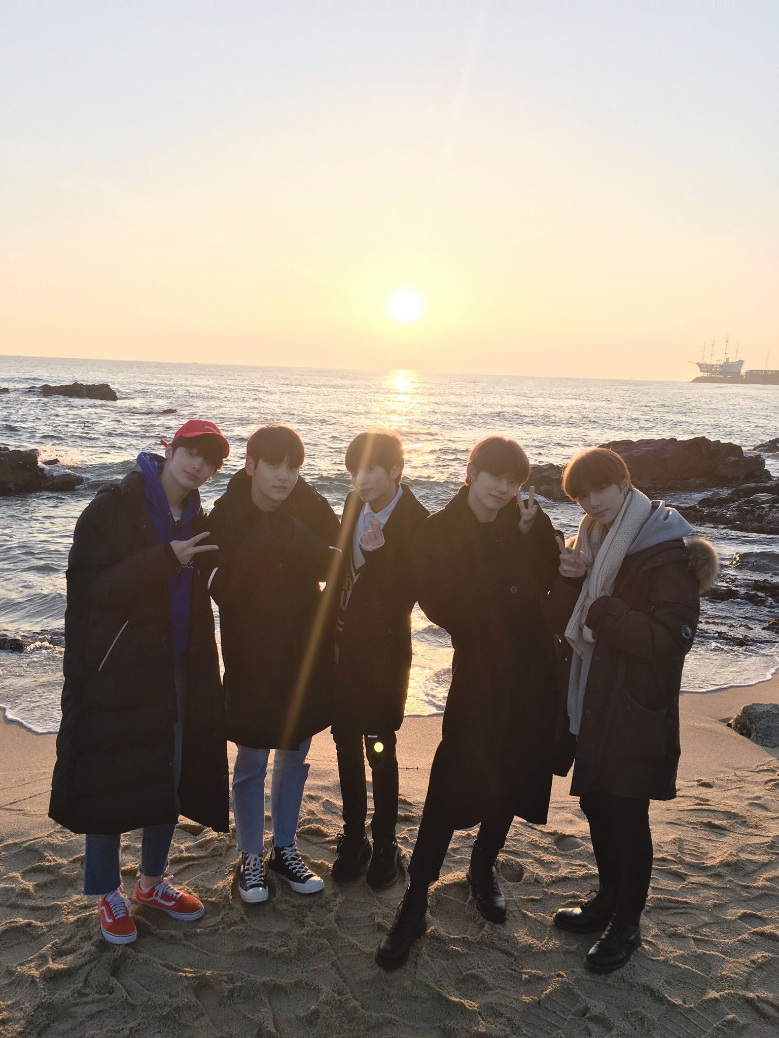 FFM1bV9akAENPPK?format=jpg&name=large