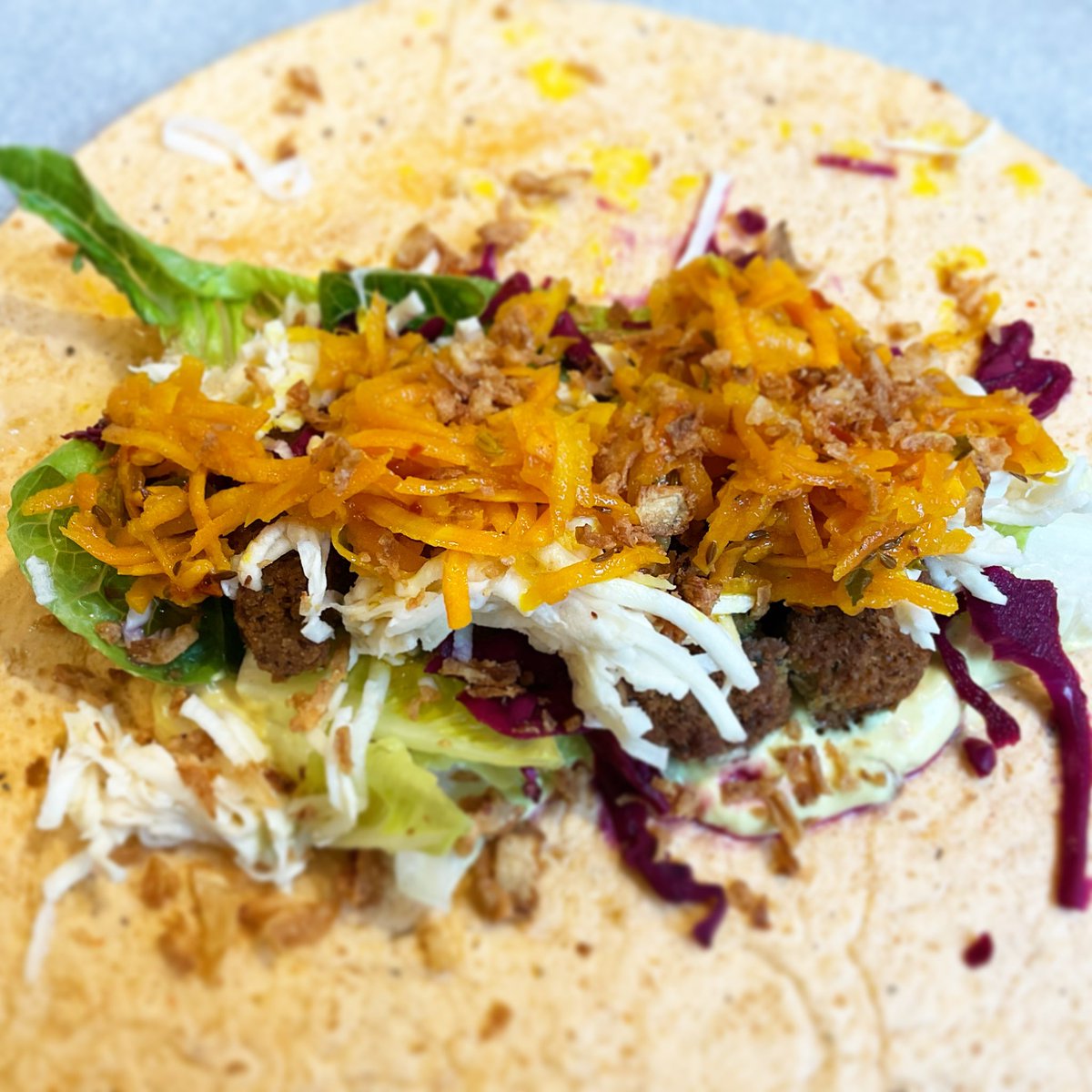 For our wrap lovers 😍
•🌱ᐯEGᗩᑎ ᗯᖇᗩᑭ🌱 
Falafel, Curry Mayo, Oil Pickled Carrot, Crispy Onion, Gem Leaves, In a Spinach Tortilla