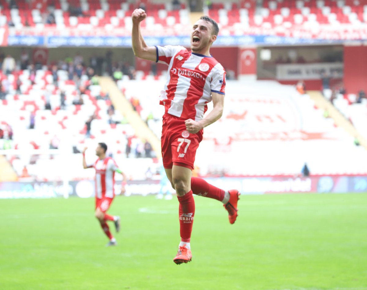 Bugün çok iyi oynadı <a href="/BnyaminBalc6/">Bünyamin Balcı</a> . Golünü attı. Asistini yaptı. Zaman zaman eleştirdik ama Doğukan ve Bünyamin çok iyi yolda. İkisiyle de gurur duyuyorum. İnşallah hep böyle devam edip hakettiğiniz yerde bizi gururlandırmaya devam edersiniz. <a href="/dogukansinik/">Doğukan Sinik</a>