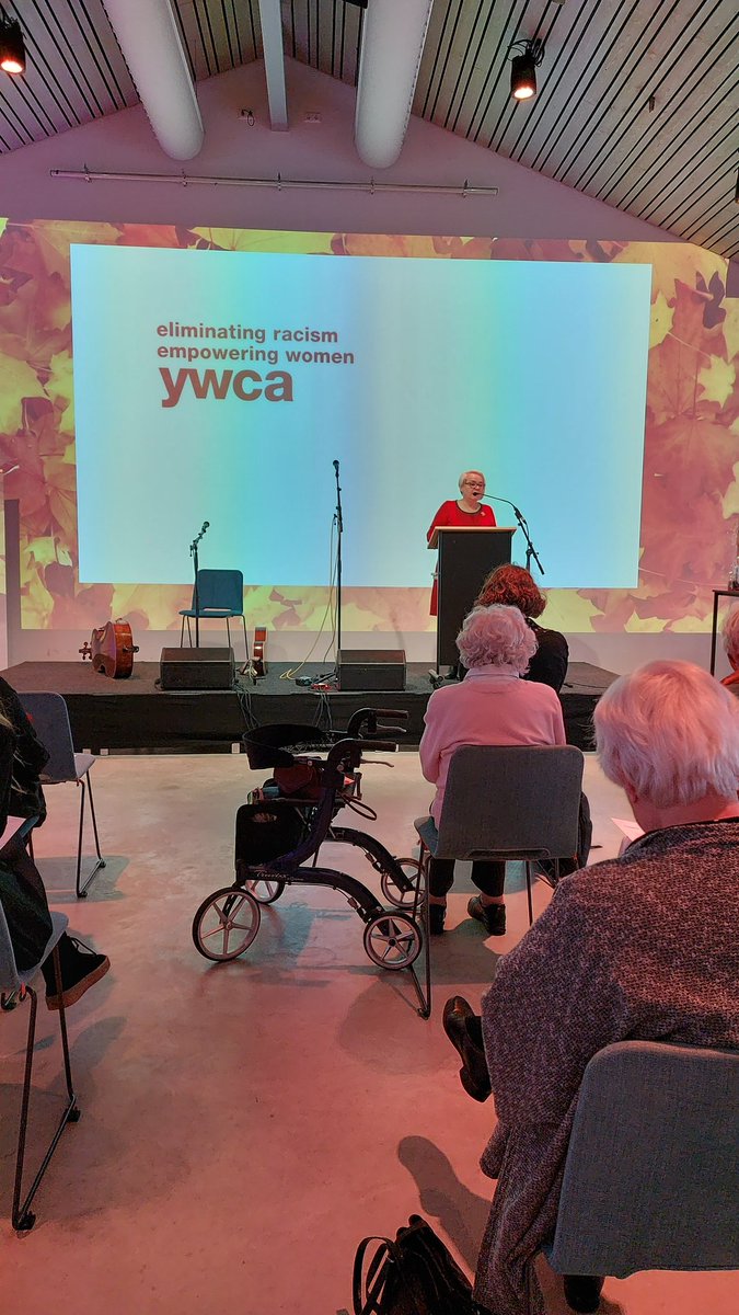 Vandaag de feestelijke viering van het 101-jarige bestaan van YWCA met oudere leden (ook een vrouw van 101) en veel jongeren ook.
Gefeliciteerd!