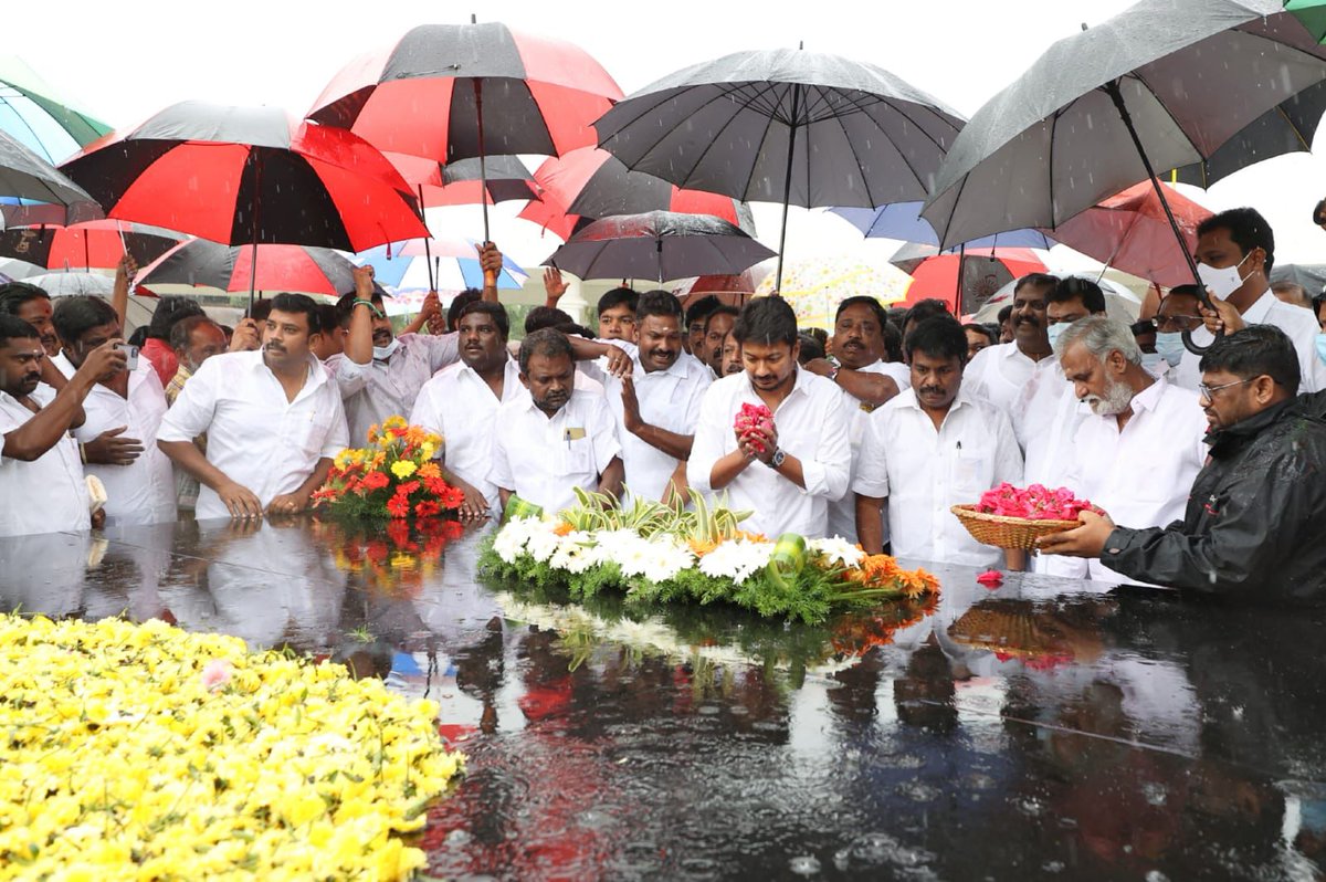 SureshSubraman6's tweet photo. கழக இளைஞரணி ்செயலாளர் திரு @Udhaystalin அவர்கள் தனது பிறந்தநாளையொட்டி பேரறிஞர் அண்ணா அவர்களின் நினைவிடத்தில் மலர்தூவி மரியாதை செலுத்தினார்.. #HBDUdhay https://t.co/NQweT1FeLO