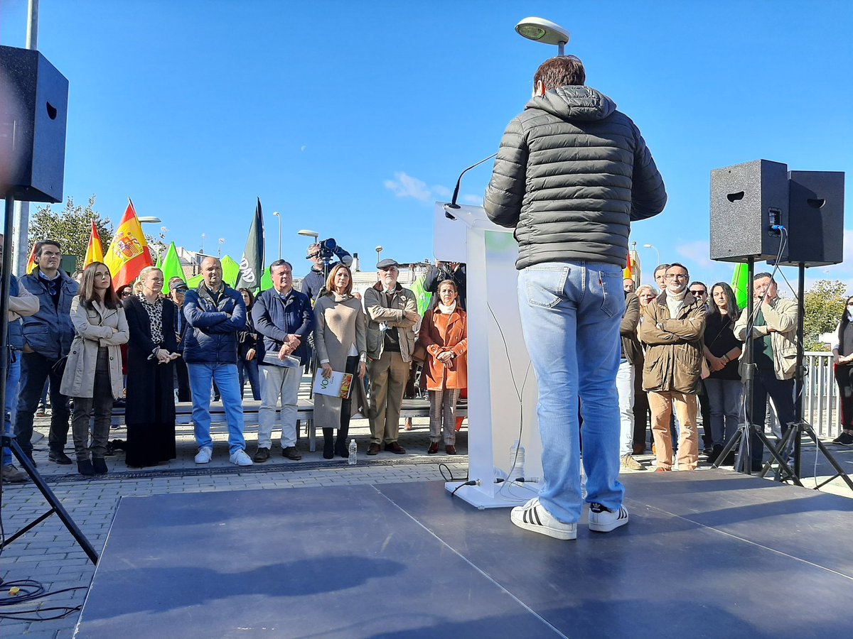 Javi_Cortes78's tweet photo. Jamás abandonaremos a ningún compatriota, hemos venido para #RecuperarSevilla, devolverle su seguridad y plena libertad, apoyando a los barrios más castigados y defendiendo a los más vulnerables. Consigamos una España más unida y próspera entre todos. #BarriosSeguros #Palmete https://t.co/c0kWG83tHa