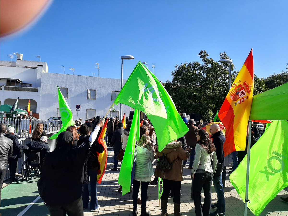 Javi_Cortes78's tweet photo. Jamás abandonaremos a ningún compatriota, hemos venido para #RecuperarSevilla, devolverle su seguridad y plena libertad, apoyando a los barrios más castigados y defendiendo a los más vulnerables. Consigamos una España más unida y próspera entre todos. #BarriosSeguros #Palmete https://t.co/c0kWG83tHa