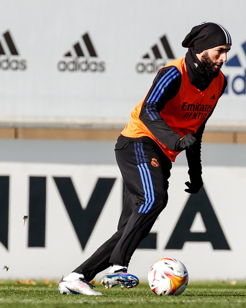 realmadrid's tweet photo. 🥶🧣🧤
#RMCity | #RealMadridSevillaFC https://t.co/XqRlnnXTIy
