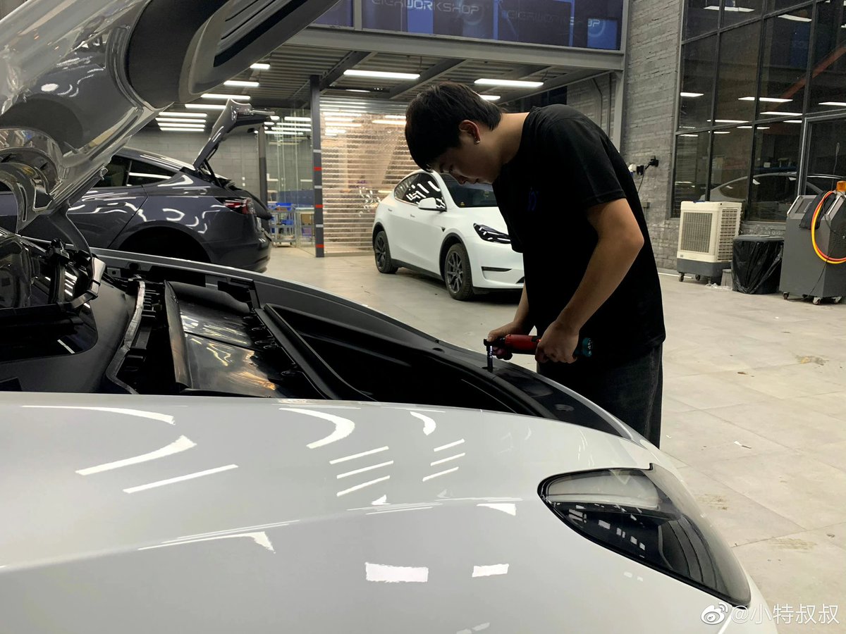 JayinShanghai's tweet photo. Tesla China is using the new 12v Lithium-ion battery in the China-Made Model Y Performance. The 12v battery is designed for the LIFE OF THE CAR! 

Credit to @xiaoteshushu and his GigaWorkshop team for taking apart the car!

#Tesla #TeslaChina #ModelY $TSLA https://t.co/do6o60ZeDU
