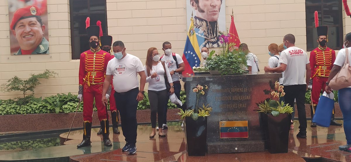 cubacooperaven's tweet photo. Jóvenes de las Misiones Sociales de #Cuba en #Venezuela rinden homenaje al Comandante Supremo Hugo Chávez Frías, al visitar el majestuoso "Cuartel de la Montaña". 

#CubaPorLaVida #CubaCoopera #CubaVive #HéroesDeLaSalud 

@MINSAPCuba @PardoRegla @NicolasMaduro @japortalmiranda https://t.co/ZuVFJj6Yqx