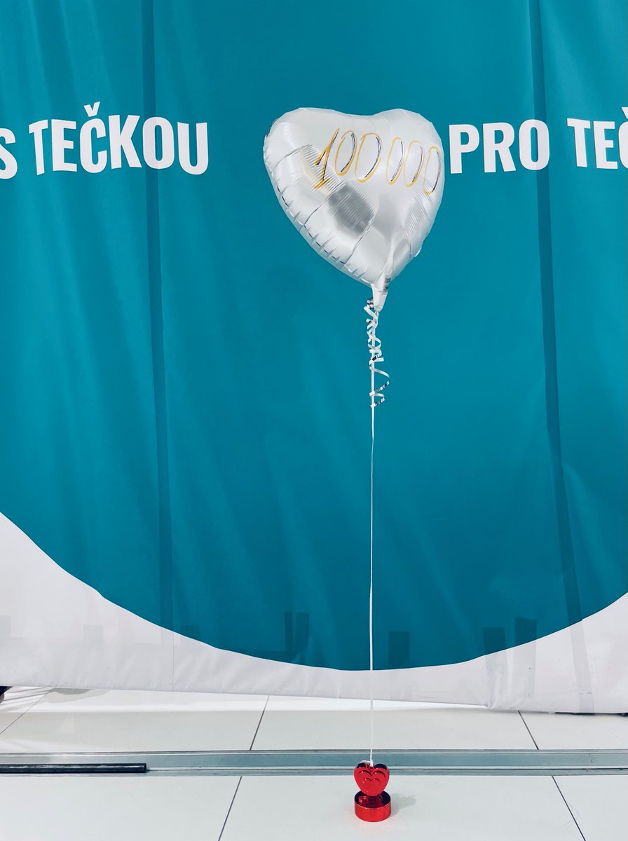 ikemcz's tweet photo. 🎉100 000 podaných dávek - právě teď v Očkovacím centru Chodov🎉 Stotisící injekci dostal pan Nováček, který si přišel pro svoji 2. dávku očkování. Jsme pyšní na celý tým, který na 100m2 dokázal od 12. 7. naočkovat tolik lidí.👍❤️💪. https://t.co/G4Qrfu2tmi