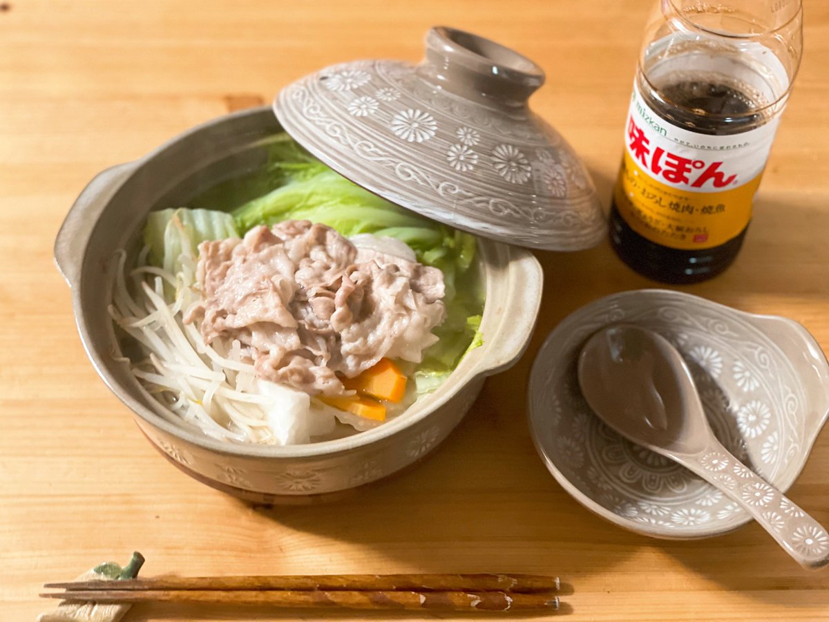 こんばんは♪ 今日のお夕飯は 🍲豚バラの鍋 今日はとても気温が低く寒かったので低カロリーお鍋🍲ヘルチー❤ 楽しい夜を♪🌙*ﾟ