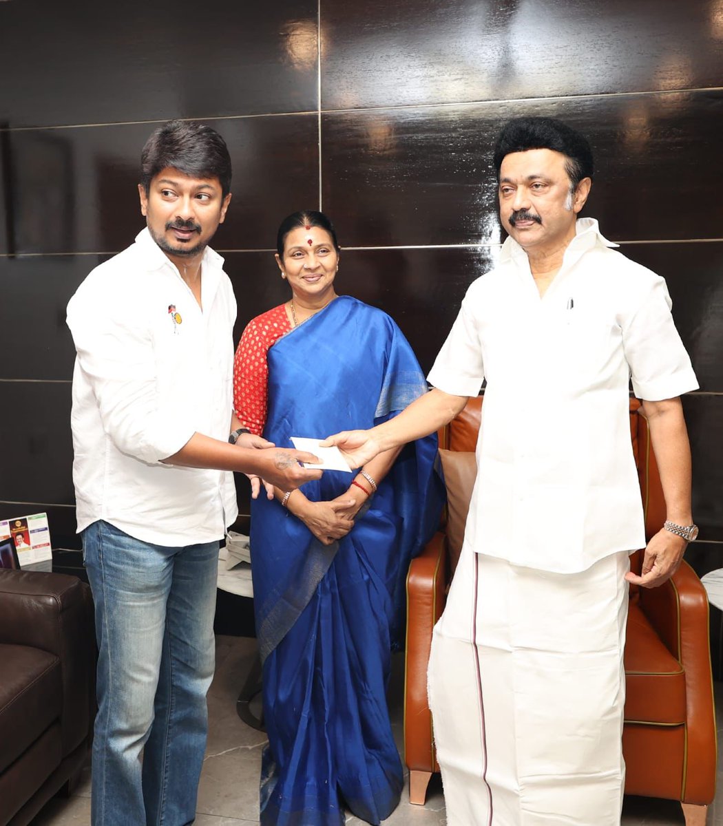 SureshSubraman6's tweet photo. கழக இளைஞரணி செயலாளர் திரு @Udhaystalin அவர்கள் தனது பிறந்தநாளையொட்டி தாய் தந்தையிடம் வாழ்த்து பெற்றார்... வாழ்க ! பல்லாண்டு !!  #HBDUdhay https://t.co/IThbh6Niur