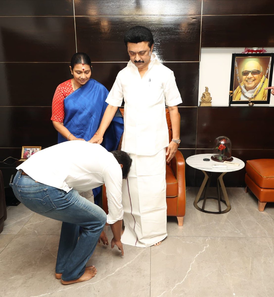 SureshSubraman6's tweet photo. கழக இளைஞரணி செயலாளர் திரு @Udhaystalin அவர்கள் தனது பிறந்தநாளையொட்டி தாய் தந்தையிடம் வாழ்த்து பெற்றார்... வாழ்க ! பல்லாண்டு !!  #HBDUdhay https://t.co/IThbh6Niur