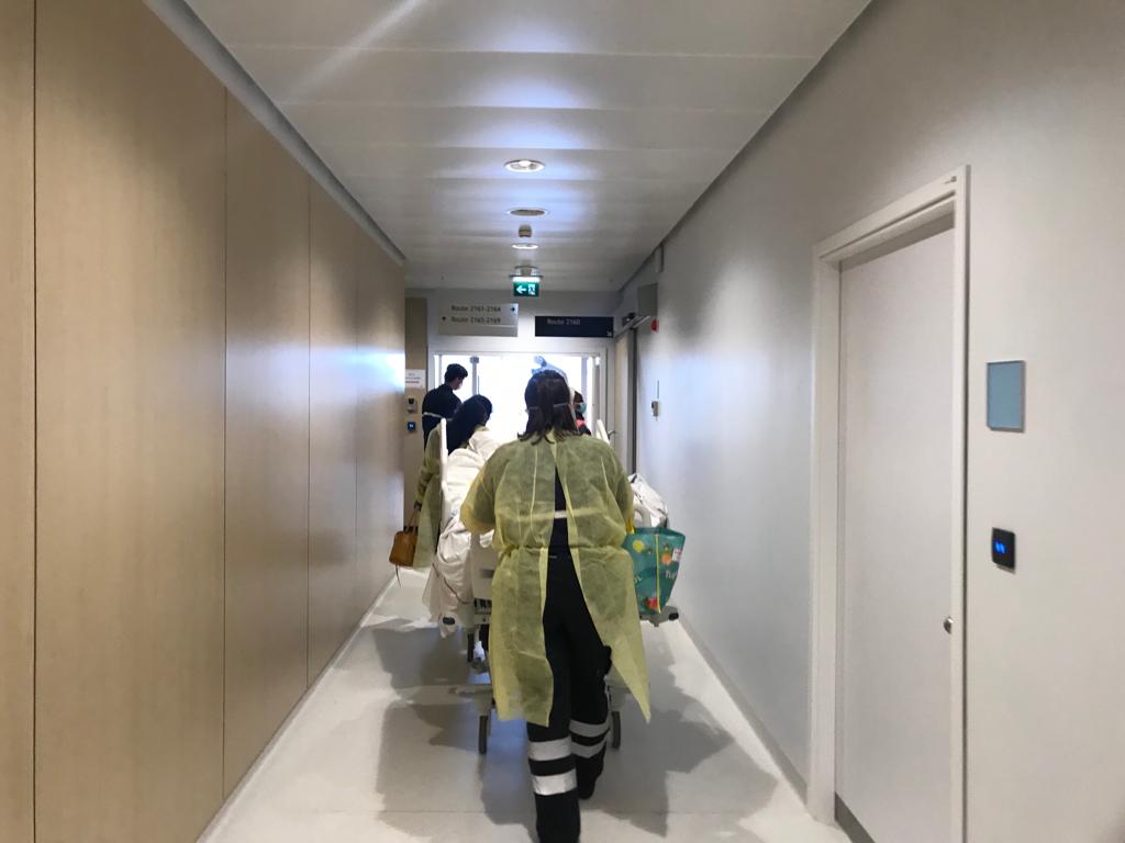 Aankomst van de gehospitaliseerde #patiënten in het nieuwe Jules Bordet Instituut, vergezeld door 
<a href="/CroixRougeBE/">Croix-Rouge de Belgique</a>. Zij worden hartelijk verwelkomd door de teams die al in het nieuwe ziekenhuis zijn geïnstalleerd. #nieuwinstituutbordet #hospitalisatie #kanker