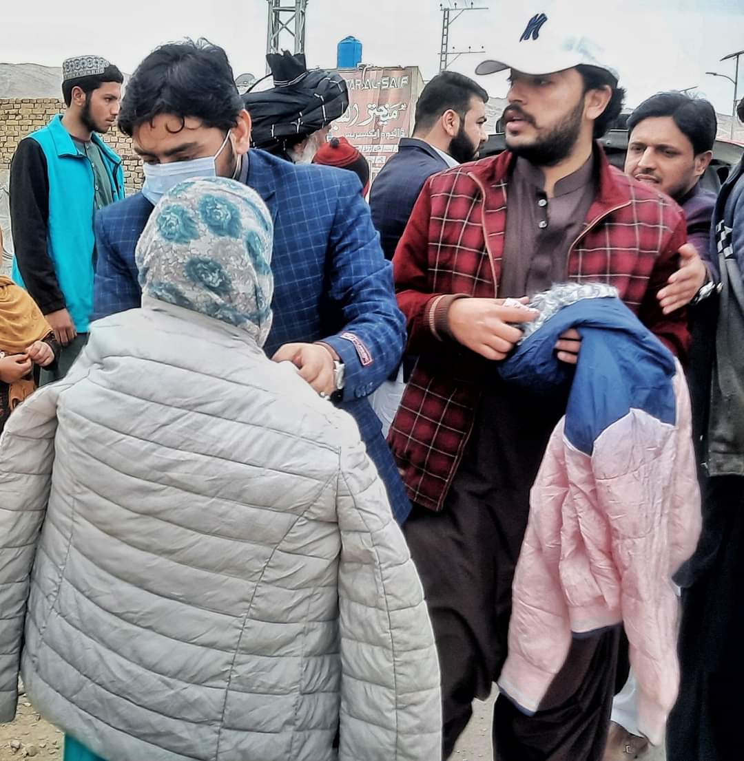ZiaKhanqta's tweet photo. سردیوں میں ایسے بچوں تک جیکیٹ پہنچانا بھی ہمارا بڑا گناہ ہے
#JacketsDistribution https://t.co/5p1tCw7b9z