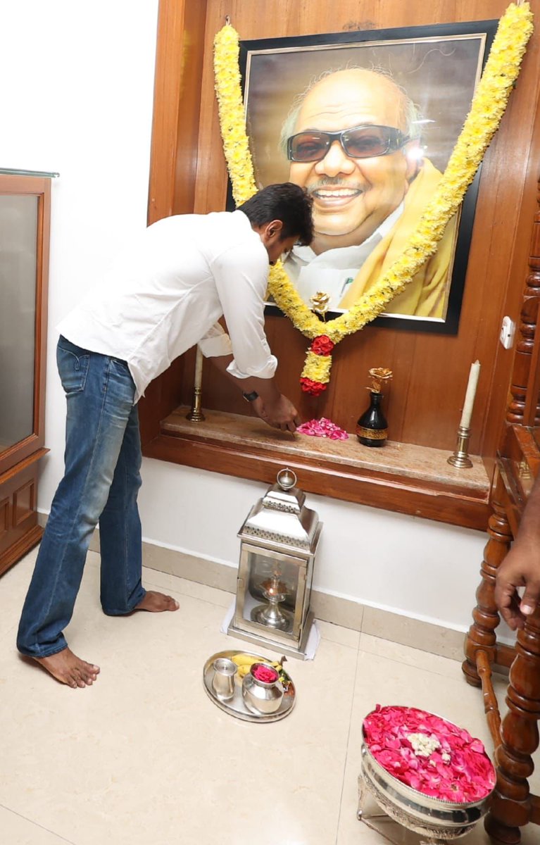 SureshSubraman6's tweet photo. கழக இளைஞரணி செயலா���ர் திரு @Udhaystalin அவர்கள் தனது பிறந்தநாளையொட்டி, கோபாலபுரம் முத்தமிழறிஞர் கலைஞர் அவர்களின இல்லத்திலுள்ள அவரது திருஉருவப்படத்திற்கு மலர்தூவி மரியாதை செலுத்தினார்.. #HBDUdhay https://t.co/PdR8dcvhrE
