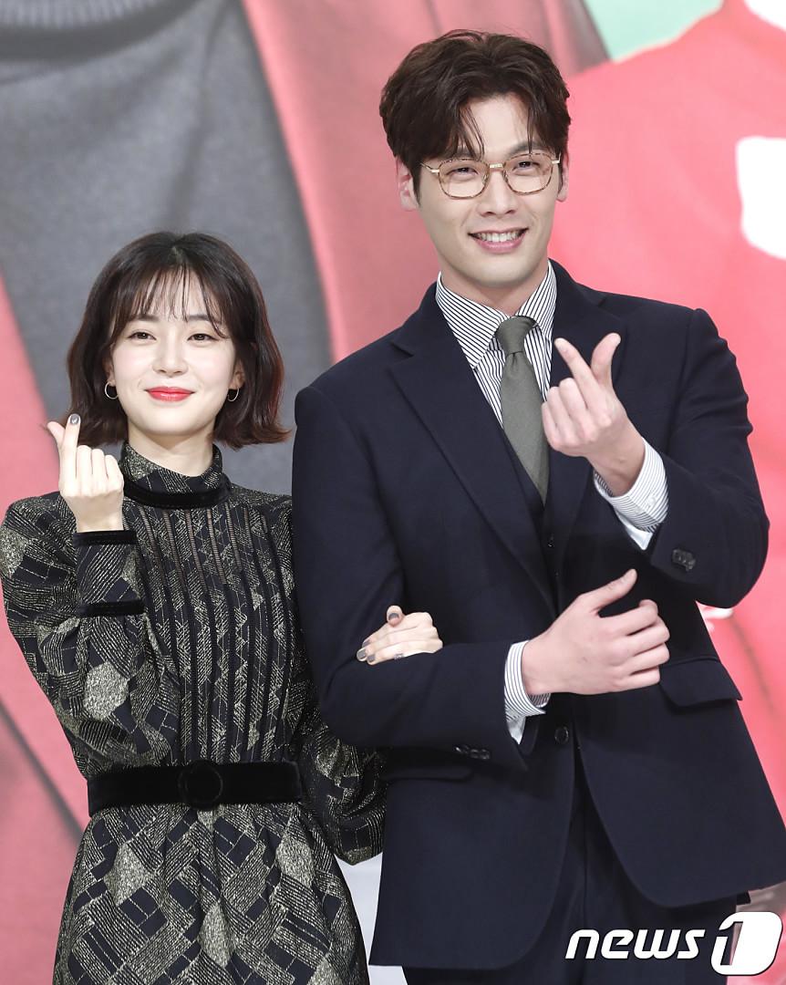 9umih0's tweet photo. 45. #ChoiDaniel ▪︎ #JungKyungHo ▪︎ #JangNaRa ▪︎ #BaekJinHee
#BabyfacedBeauty (2011)▪︎CD - JNR
#OneMoreHappyEnding (2016)▪︎JKH - JNR
#MissingNine / #Missing9 (2017)▪︎JKH - BJH
#Jugglers (2017)▪︎CD - BJH https://t.co/h93YptsrqI