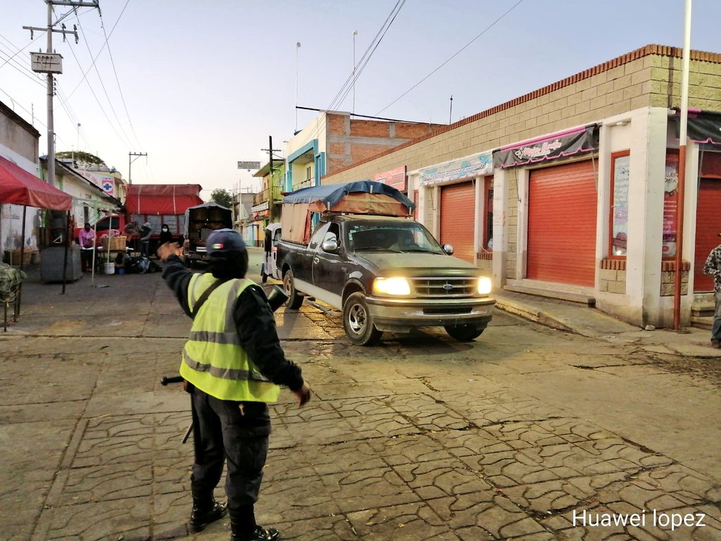 POLICIA_OCOTLAN's tweet photo. @POLICIA_OCOTLAN con el  objetivo de  brindar una  mejor movilidad   a los pequeños productores, Proporcionamos seguridad vial. En calle 5 de mayo.
@GobMpal_Ocotlan 
@GobOax 
@SSP_GobOax 
@SESESP_GobOax 
@PolVial_GobOax
@polux100
@SIDISSP_GobOax
@DiscipuloMD https://t.co/TxCAQhmLCo
