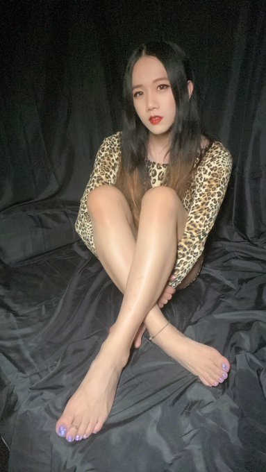 新睡衣跟指甲油不搭🤣 https://t.co/kqQulWrzZT