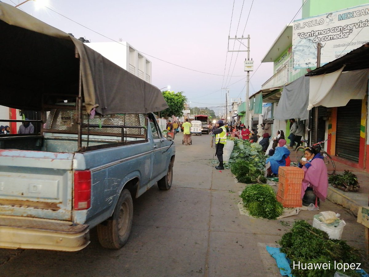 POLICIA_OCOTLAN's tweet photo. @POLICIA_OCOTLAN con el  objetivo de  brindar una  mejor movilidad   a los pequeños productores, Proporcionamos seguridad vial. En calle 5 de mayo.
@GobMpal_Ocotlan 
@GobOax 
@SSP_GobOax 
@SESESP_GobOax 
@PolVial_GobOax
@polux100
@SIDISSP_GobOax
@DiscipuloMD https://t.co/TxCAQhmLCo