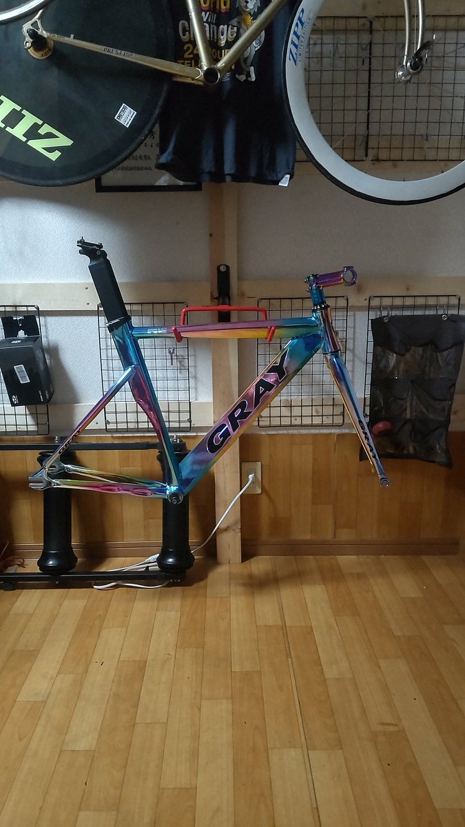 MadScientisTora's tweet photo. 箱の中身はGRAYってブランド?のトラックフレームでした!
箱がTSUNAMIだったのは工場同じなのかな?
先に届いたLiteproのクランクもよく似合ってて最高です笑
#納フレ #祝ってくれる人いいねかRT #GRAY #Litepro #ピスト乗りと繋がりたい https://t.co/qeiOKfT0m9
