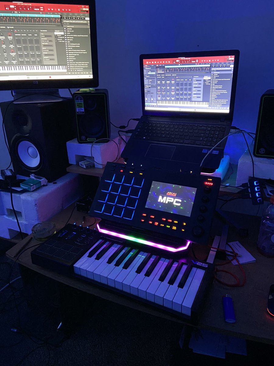 BoochiBeat's tweet photo. Workin! #BoochiBeats #BeatVillains #WeTheCrew #AudioHeavenLLC #ThePerfectNoise #musicproducer #beatmaker #akaipro #MPC #mixingengineer #RecordingEngineer #homestudiosetups https://t.co/mvUkXSa4zz